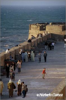 076marruecos 2003-essaouira-muralla y paseantes